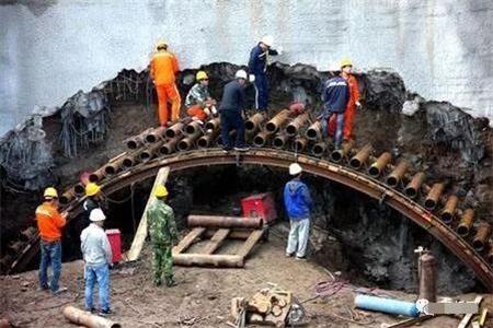 黔江隧道钢花管支护案例